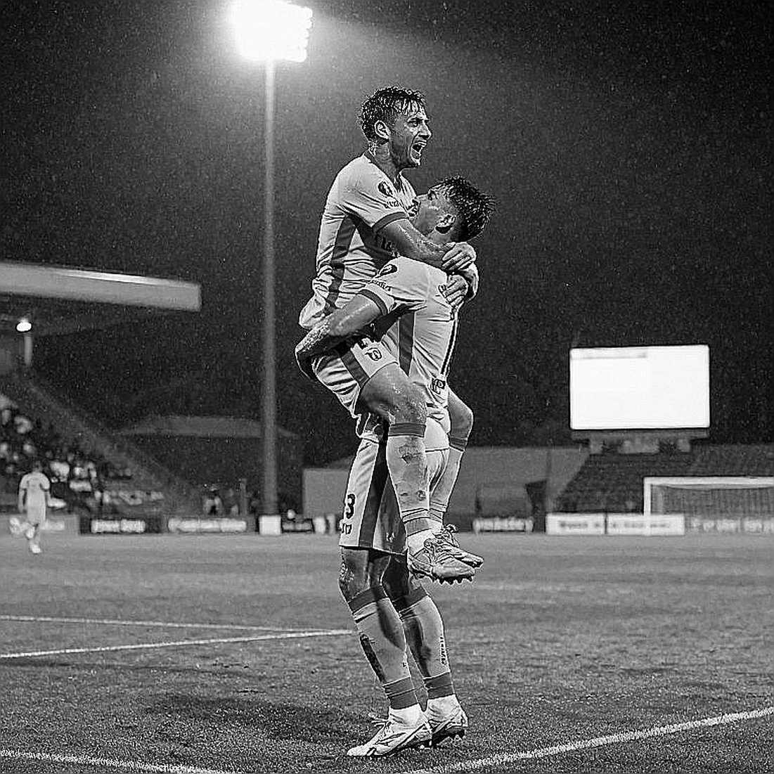 Hanoi FC 2-1 CAHN: Bóng dài, Văn Tùng và một triết lý bị gác lại