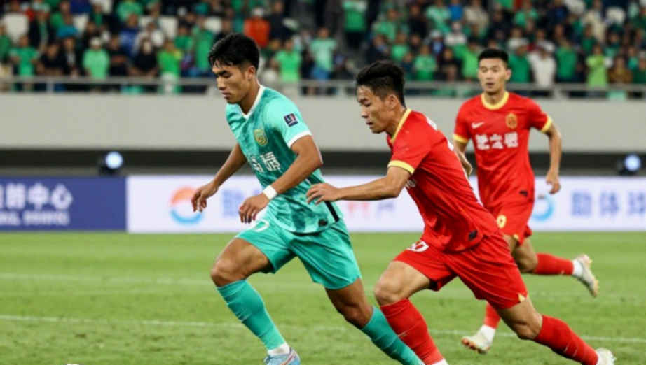 Nửa cú pressing ở Sinigaglia: Carrick, Fernandes và khoảng trống phía sau hàng thủ