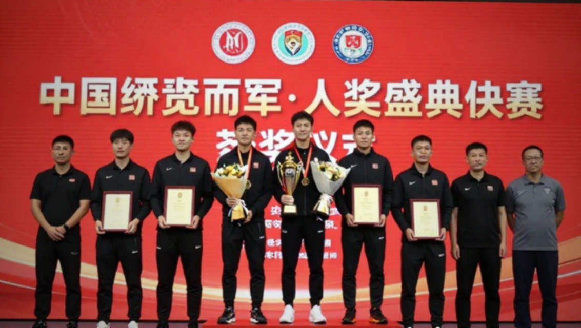 Mười bốn đội, năm quyền thay người và khoảng lặng hai mươi phút cuối