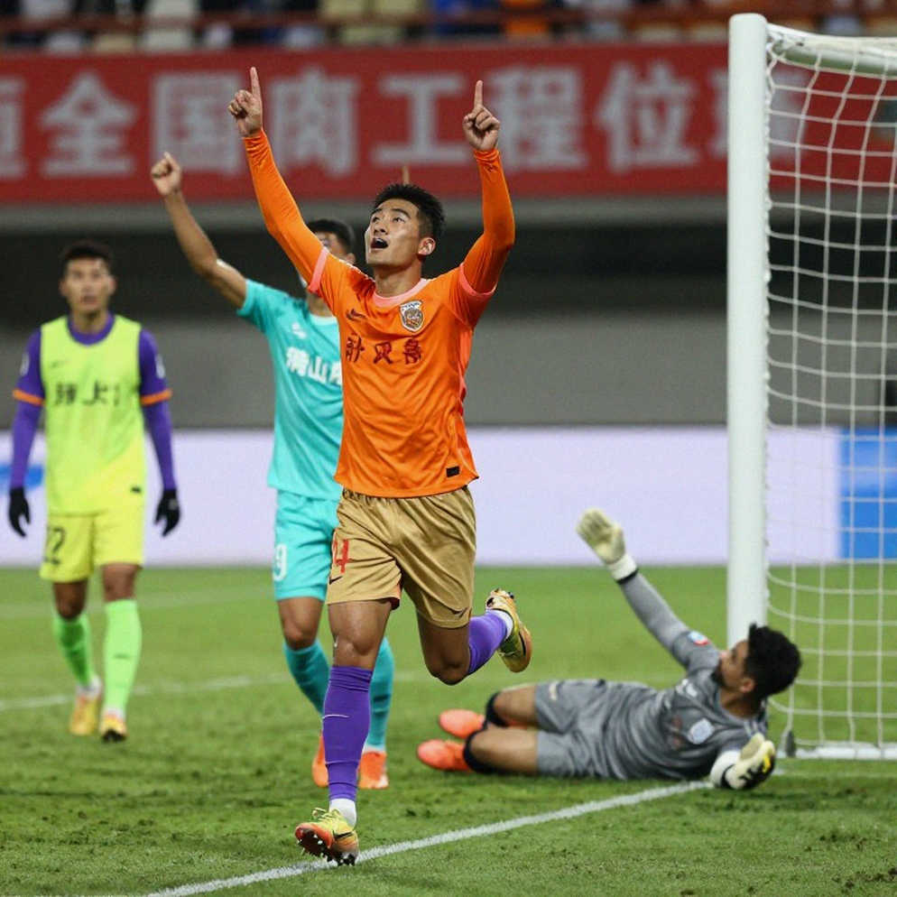 Feyenoord cấm 47 cổ động viên sau đêm pháo sáng: cuộc tự thanh tra ở De Kuip và phần bóng đá không ai nhìn thấy